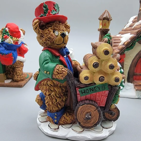 Hollybeary USA Christmas Village Set Of 4 - Picture 7 of 16